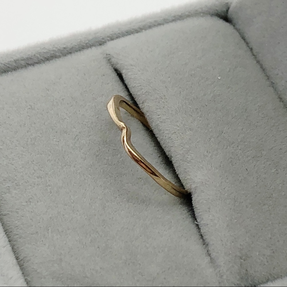 14k yellow gold V ring band vintage